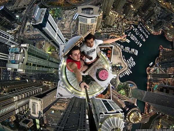 5. Одной из главных причин смерти во время селфи является падение с высоты