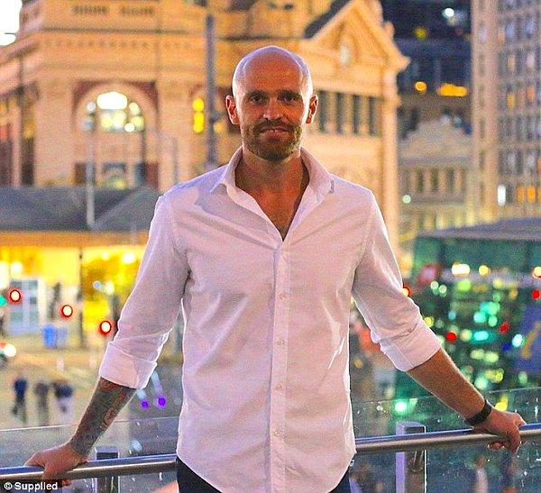 Avustralya'nın Melbourne kentinde doğan, 37 yaşındaki Chris Manak, 2008 yılından bu yana ilişki koçluğu yapıyor.