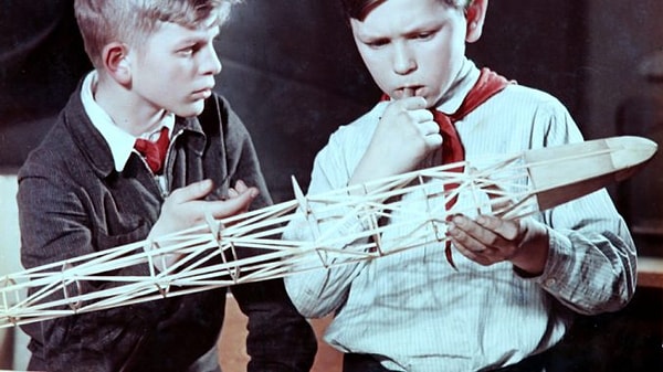 3. С какой причёской мальчишки в СССР не могли появиться в школе?