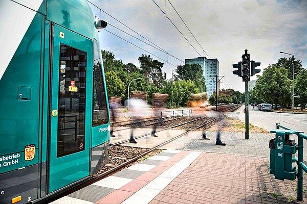 9. Almanya'da dünyanın ilk sürücüsüz tramvayı kullanımda.