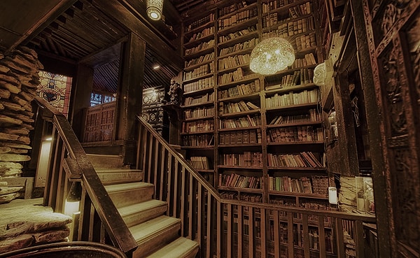 4. Представьте, что вы оказались запертыми в необычной комнате. Что бы первым делом привлекло ваше внимание?