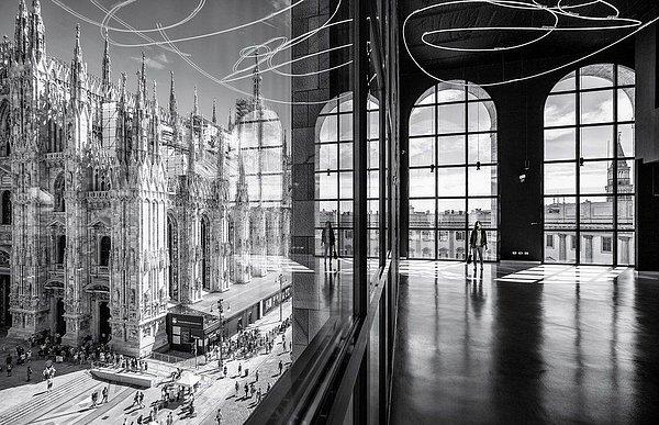 Milano'da yer alan Duomo Meydanı'nın bir müze içinden görünümü