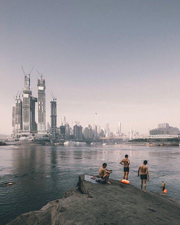 Çin'in Chongqing kentinde nehrin diğer yakasındaki yüzücüler