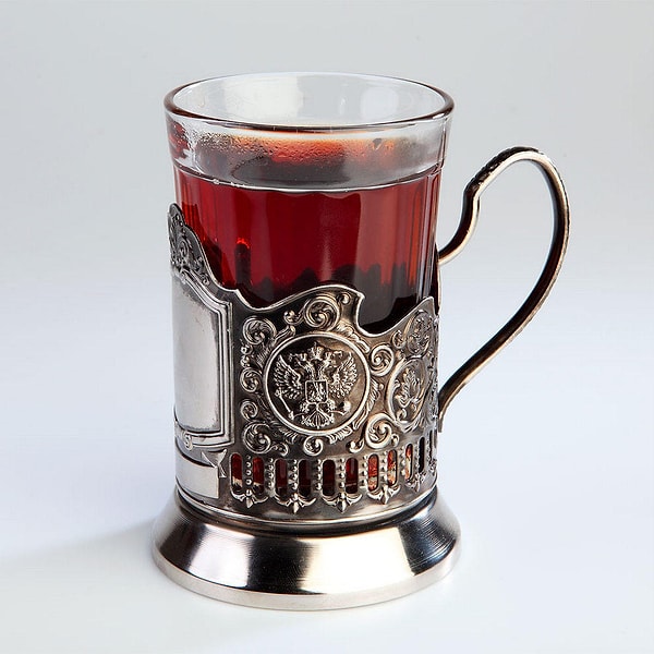 3. Благодаря чему граненый стакан стал активно использоваться в поездах и столовых?