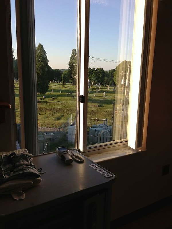 7. "Вид из окна палаты, где лежит мама моей подруги. Сразу хочется побыстрее выздороветь".