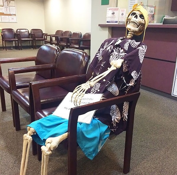 13. — Пациент: "Долго придётся ждать?" — Медсестра: "Посидите, пожалуйста, рядом с той леди".