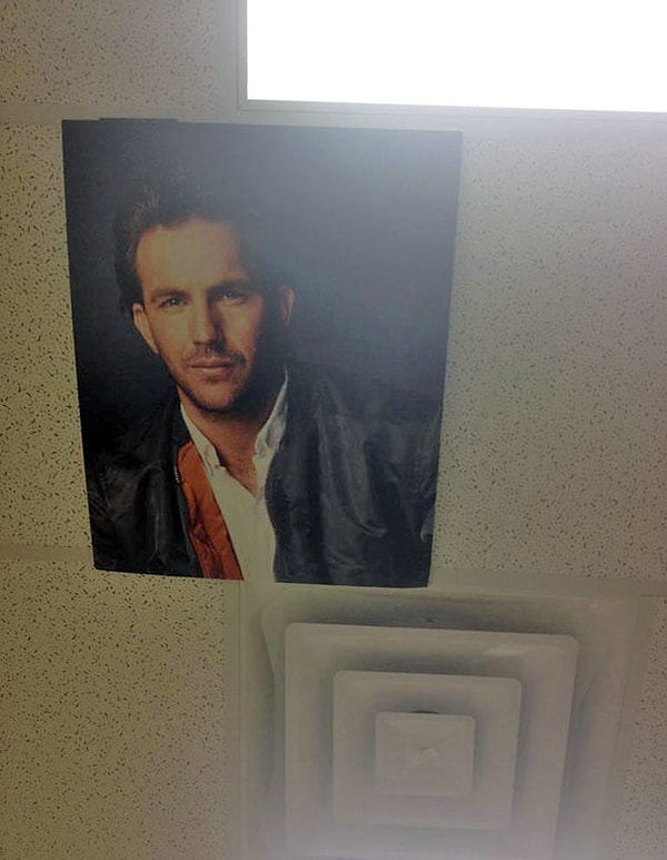 15. "Плакат на потолке в кабинете гинеколога".