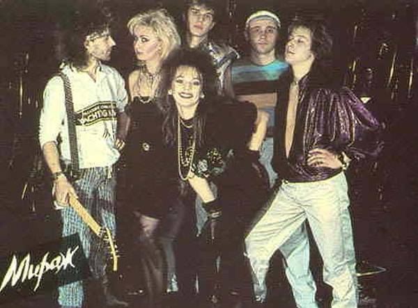 2. Продолжите строчку из песни группы "Мираж": "Музыка нас связала..."