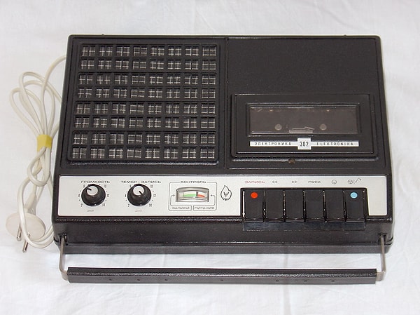 9. Как назывался наш первый кассетный видеомагнитофон?