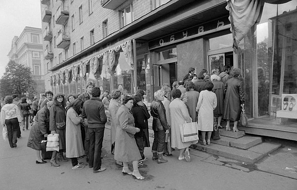 10. Какого цвета были первые в СССР кроссовки фирмы Adidas?