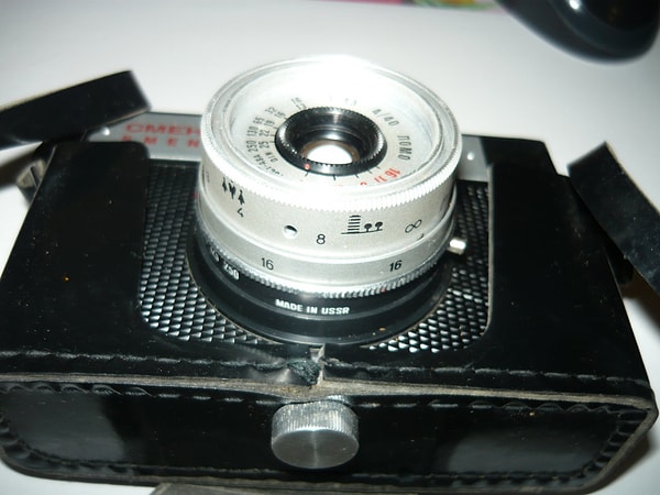 12. Как назывался самый дешевый и популярный фотоаппарат, которым пользовались даже дети?