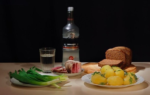 7. Каким образом выражение "сообразить на троих" напрямую связано с гранёным стаканом?