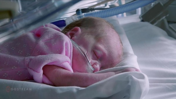 Новоиспеченный папа Джеймс не может налюбоваться на малышку и чувствует себя счастливым в связи с таким стечением обстоятельств.