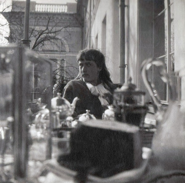 5. Чтобы узнать, насколько она пристрастна к удовольствиям, предложить ей различные прогулки, вечера, балы, театры, и если она откажется, то это явно доказывает её равнодушие к суете мирской.