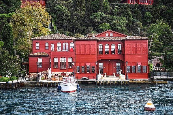 Uzmanlara göre İstanbul'a olan bu ilginin bir diğer nedeni de, birçok ülkeye vizesiz seyahat imkânı sunan Türkiye pasaportu.