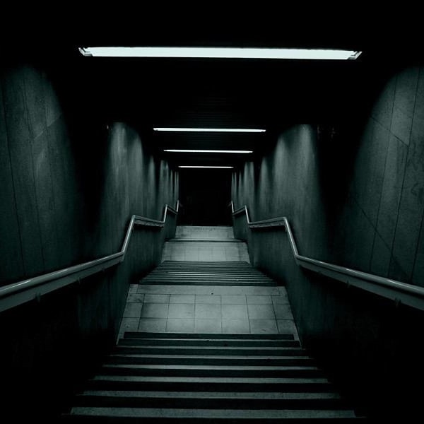 2. Лестница, ведущая вниз