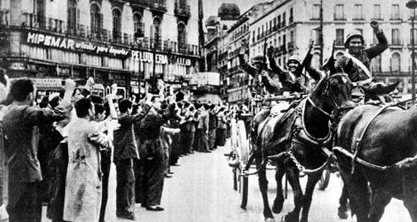 Artık İspanya'nın diktatör lideri olan Franco'nun ilk hedefi, İspanya'ya İç Savaş'tan önceki gücünü yeniden kazandırmaktı ancak İkinci Dünya Savaşı'nın başlaması ile zor günler yaşamaya başladı.