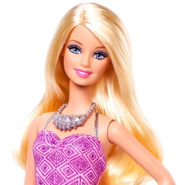 Filmin çalışmaları Sony yapım şirketi tarafından 2014'te başlamıştı fakat Amy Schumer'in yoğun programı gerekçesiyle Barbie rolü için farklı bir isimle görüşmelere başlandı.
