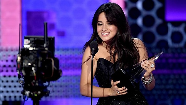 5. Камила Кабельо получила награду в номинации "Дебют года". А также ее совместная работа с Янгом Тагом Havana была признана "Лучшей поп/рок-песней", а клип на нее победил в номинации "Лучшее видео года".