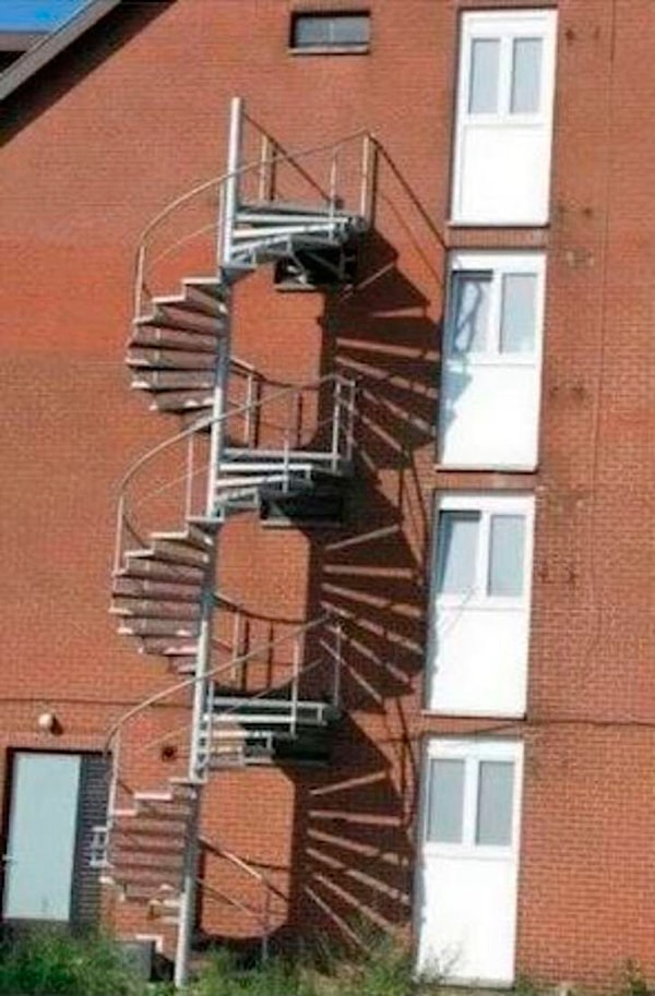 10. При пожаре... прыгайте!