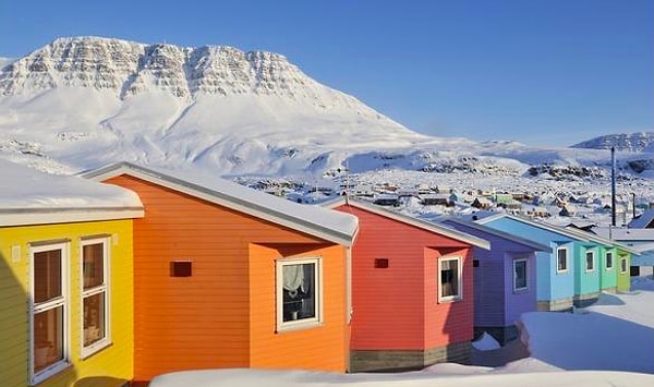 7. В радужной деревне есть жёлтый, оранжевый, красный и голубой дома. Где белый дом?