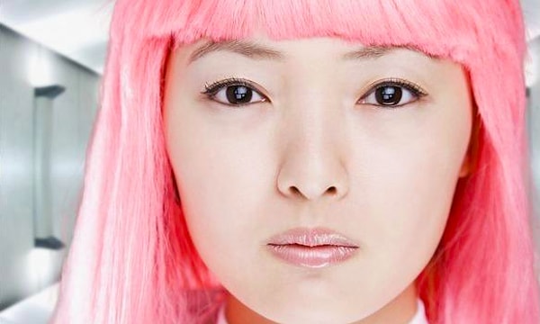 9. Девушка обожает всё розовое: она живёт в одноэтажном розовом доме, носит розовую одежду, ест розовые блюда и красит в розовый волосы. Какого цвета лестница в её доме?