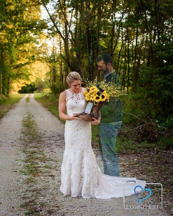 Cesur gelin, elinde nişanlısının ölmeden önce kullandığı çizmeleri tutarak poz verdi ve kaybettiği nişanlısını da fotoğrafa photoshop ile eklediler.