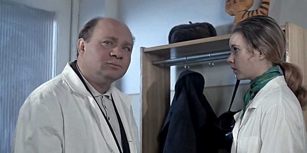 2. Кем работал герой Евгений Леонова в кинокартине?