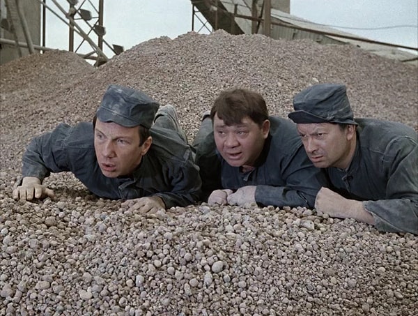 8. В какой город после побега по ошибке попали герои картины?