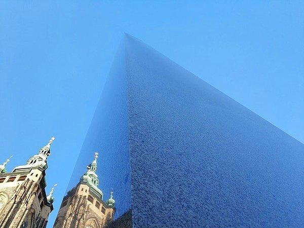 33. Prag'daki Granit Obelisk gökyüzüyle bütünleşiyor.