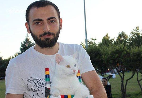 Koca Kafa ile tanıştıktan sonra tasarladığı yürüteçleri ihtiyacı olan hayvanlara bağışlayan ve çok sayıda sahipsiz hayvana yuva bulan Eren Güder 22 yaşında ve Ankara Üniversitesi'nde okuyor.