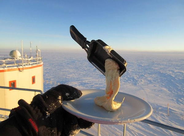 Он решил показать пользователям Сети, как выглядит еда на лютом морозе. Перед вами те самые блюда: