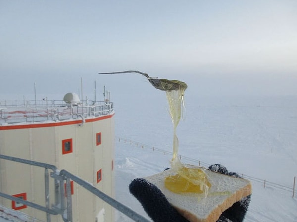 "Здесь одно из самых холодных мест на планете. В зимнее время температура опускается до -80 градусов"