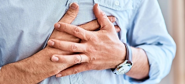 3. Прижмите руки к груди. Какая рука у вас оказалась сверху?