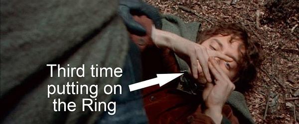 6. Yüzüğü üçüncü kez taktığında, Gandalf'ın 'Asla takma!' lafını hiç ama hiç anlamadığını görmüş olduk.