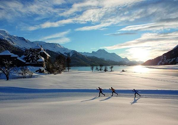 14. İsviçre’de insanlar boş vakitlerini doğayla iç içe geçirmekten hoşlanıyorlar. Nüfusun çoğunluğu trekking, kayak, koşu, yürüyüş ve diğer açık hava sporları ile ilgileniyor.