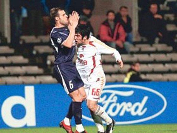 1. 2006 yılında Bordeaux maçında rakip takım futbolcusu Jurietti'ye kafa attı ve kırmızı kartla oyundan atıldı.