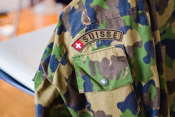 21. İsviçre’de zorunlu askerlik hizmeti vardır ancak yapamayan veya yapmak istemeyen kişiler, askeri hizmet muafiyet vergisini ödeyerek askerlikten muaf olabilirler.