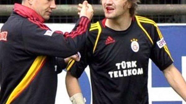 4. 2010 yılında takım Bursaspor maçına hazırlanırken o dönem Galatasaray forması giyen Caner Erkin'le kavga etti ve Erkin'in dudağını patlattı.