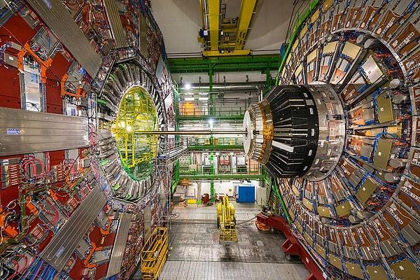 3. Büyük Hadron Çarpıştırıcısı’na sahip dünyanın en büyük parçacık fiziği laboratuvarı CERN, İsviçre’dedir. Toprak altına inşa edilmiş olan bu laboratuvar, 12 ülkenin katılımıyla kurulmuştur.