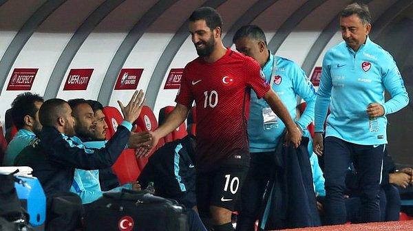 11. Kötü performans gösterdiği Türkiye - İzlanda maçında oyundan alınınca kendisini ıslıklayan taraftara yedek kulübesinde gülümseyerek tepki gösterdi.