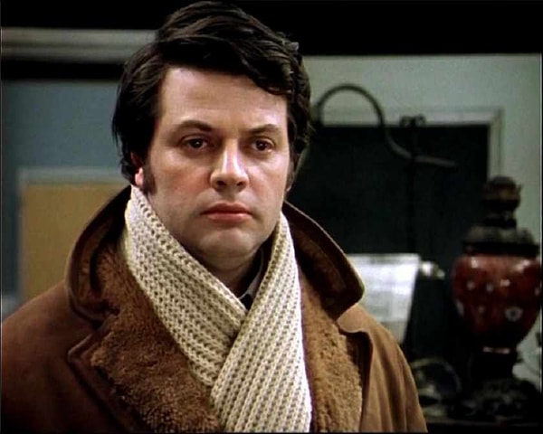 5. Узнали этого персонажа из "Иронии судьбы, или С лёгким паром!"? Как его звали?