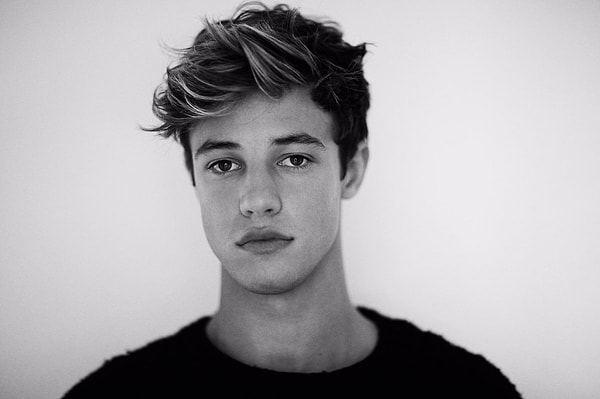 2. Что насчет этого парня? Он совершеннолетний?