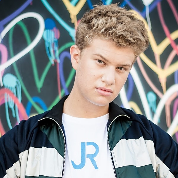 7. А этому парню больше 18?