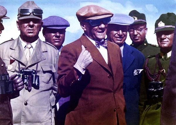 1. Şapkasıyla, eldiveniyle, gömleğiyle bir moda ikonu gibi görünen, her haliyle çok şık olan Atatürk'ün kıyafetlerini kim tasarlıyordu?