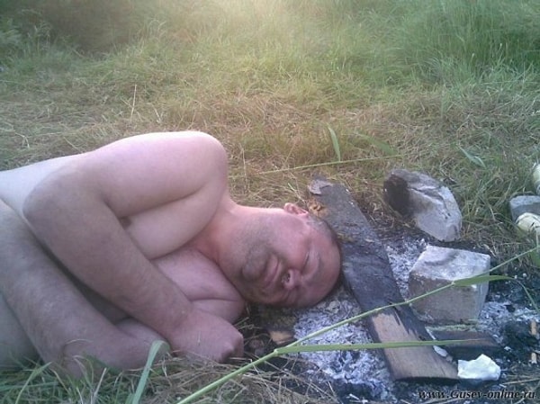 2. Rwhe (язык тсонга, разновидность банту, Южная Африка) — упасть пьяным и голым на полу и заснуть