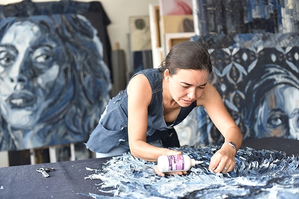 Девушка считает, что джинсовые ткани можно использовать бесконечно, время на них практически не действует.