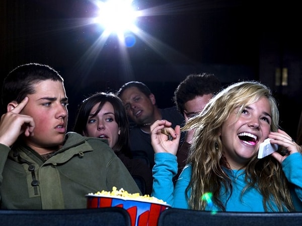 4. Отключаете телефон в кинотеатре?