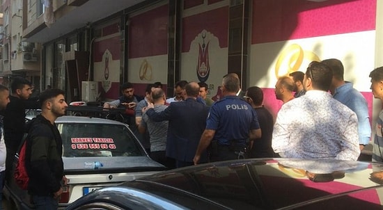 Manisa'da Arkalarından Kadınların Görüntülerini Çektiği İddia Edilen Sapığı Linç Etmek İsteyen İnsanlar