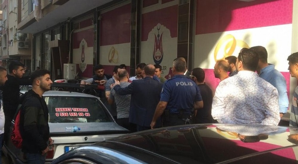 Manisa'da Arkalarından Kadınların Görüntülerini Çektiği İddia Edilen Sapığı Linç Etmek İsteyen İnsanlar